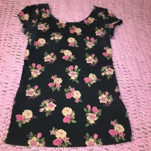 Super cute black low cut in the back floral top😇